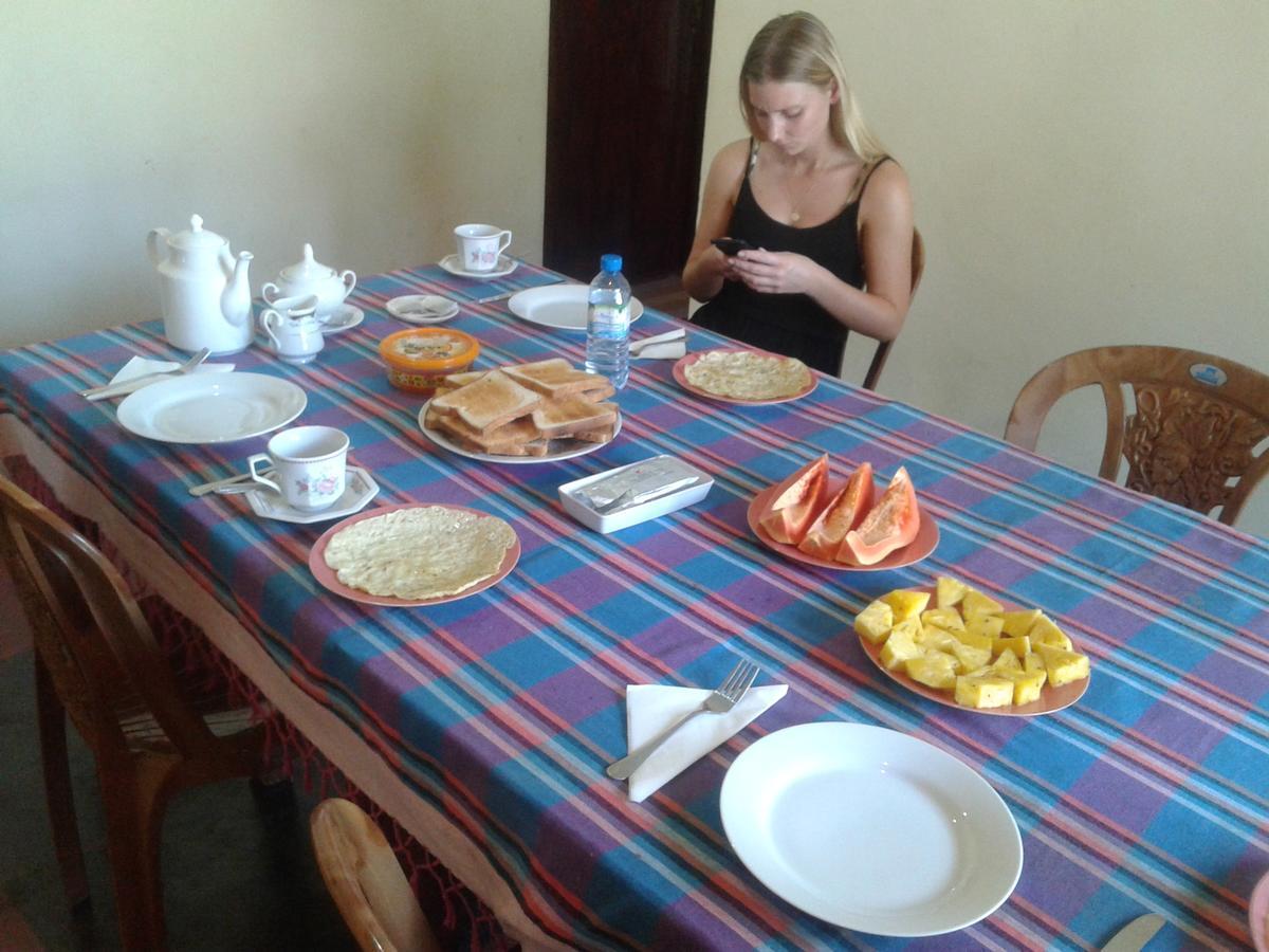 Family Guest House Mirissa Eksteriør bilde